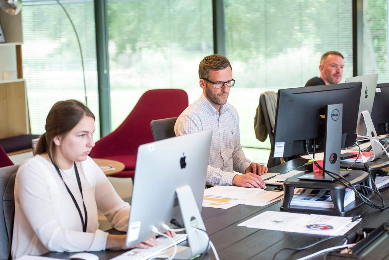 Consulenti al lavoro con un cliente